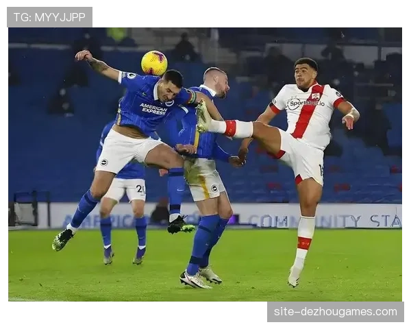 西汉姆联防线回撤速度偏慢，面对快速反击时易暴露空当